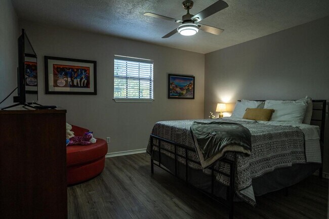 Building Photo - 13209 Bluff View Dr
