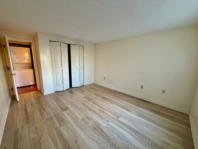 Building Photo - 8 9th St