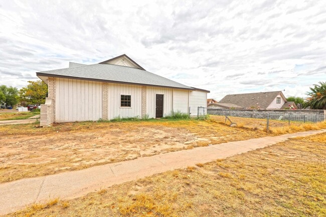 Building Photo - 102 St Pierre Ln