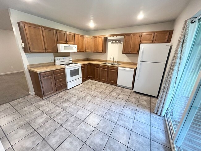 Building Photo - 640 W Valley Dr