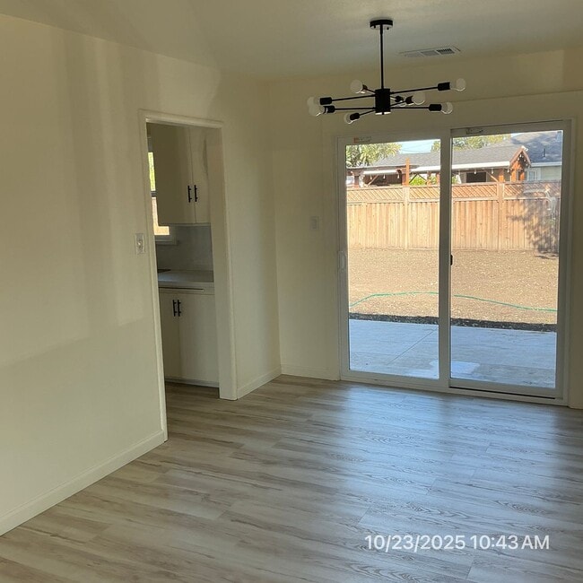 Building Photo - Refreshed 3 Bedroom