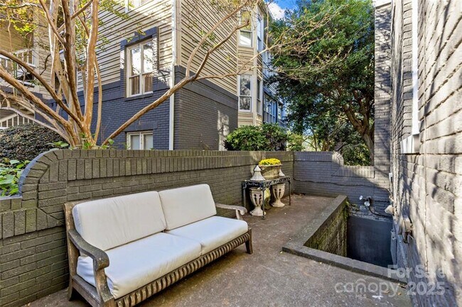 Building Photo - Myers Park - T.R. Lawing Realty, Inc