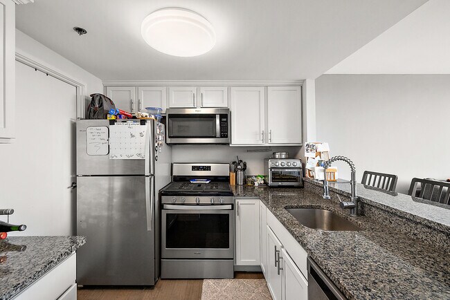 Building Photo - 250 E Harbortown Dr