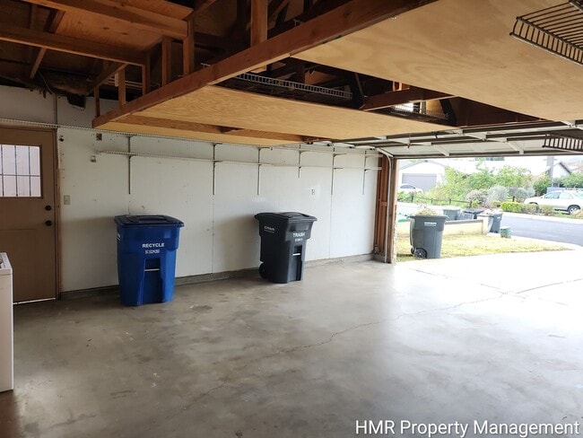 Building Photo - House on cul-de-sac with big back yard