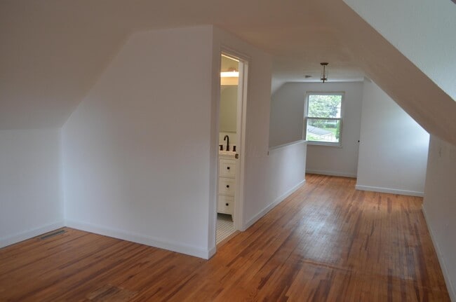 Building Photo - 582 Loveman Ave