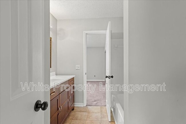 Building Photo - 8289 Golf Ridge Dr