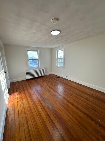 Building Photo - 493 Lynn St