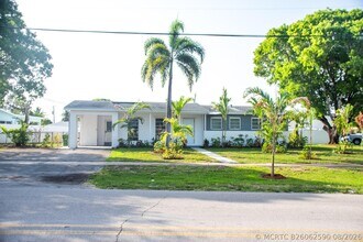 Building Photo - 341 Henthorne Dr