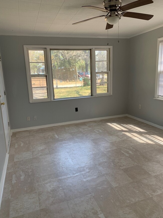 Building Photo - FOR RENT