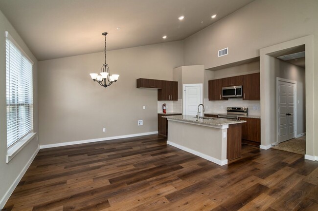 Building Photo - AVAILABLE NOW! GORGEOUS 3 BEDROOM FOUR PLE...