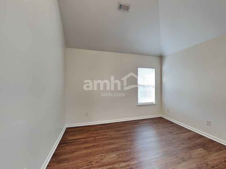 Building Photo - 19005 Kanawha Dr