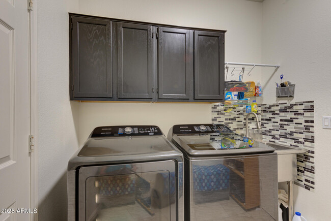Building Photo - 5940 W Robinson Way