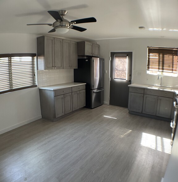 Living room / kitchen - 1728 E Waverly St