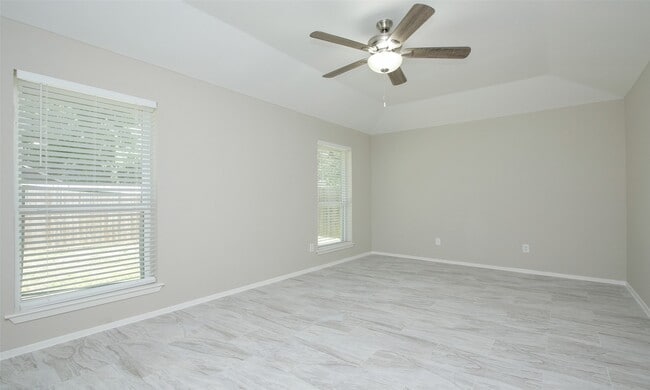 Building Photo - 833 Lakeview Dr