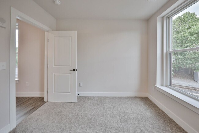 Building Photo - Brand New Luxury unit on Broadway in Bangor!