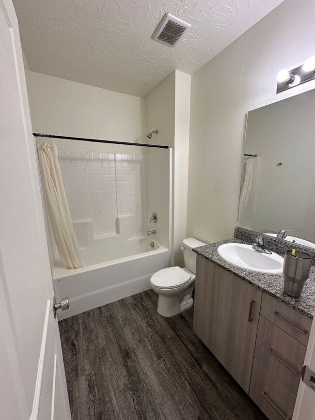 Building Photo - 10 Bed room Condo/Townhome