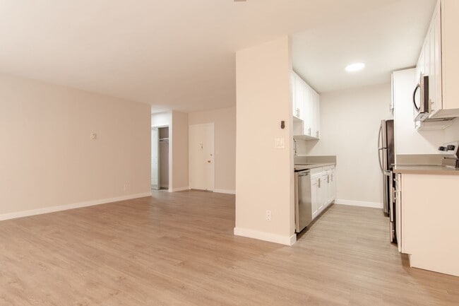 Interior Photo - 980 Menlo Avenue