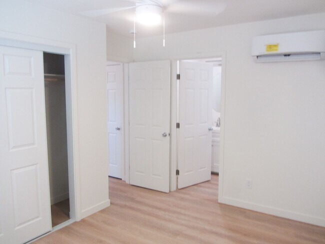 Building Photo - Center (267) North