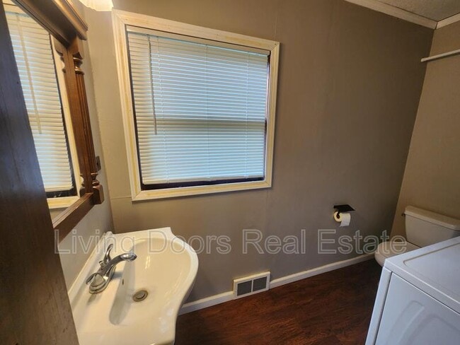 Building Photo - 837 Peach St