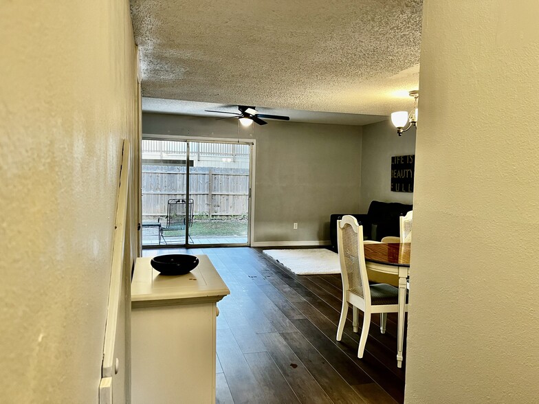 Building Photo - 144 Douglas Rd W