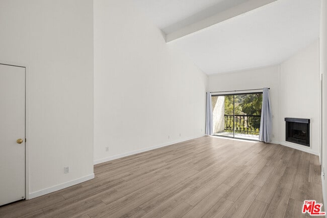 Building Photo - 1470 Palisades Dr