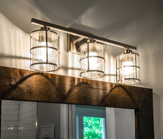 Building Photo - Beautifully remodeled 3 Bedroom Bungalow in Old Town