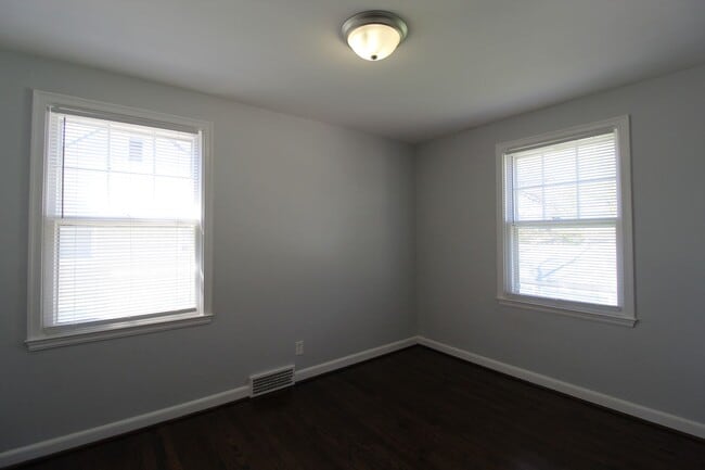 Building Photo - 2 Bedroom Duplex in North Kansas City