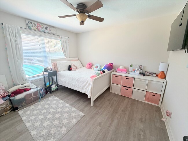 Building Photo - 1910 Huge Oaks St