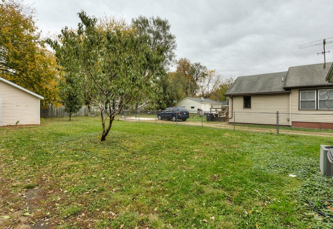 Building Photo - Adorable 2 Bedroom 1 Bath Home