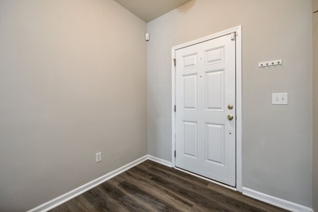 Building Photo - Location, Location, Location! 3 Bedroom 2....