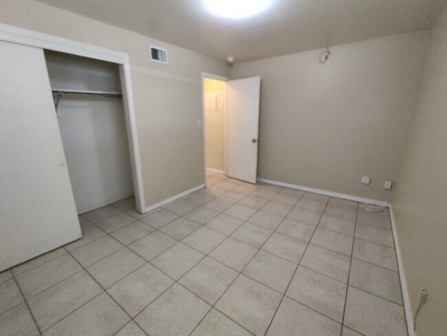 Building Photo - 119 Lithia Pinecrest Rd