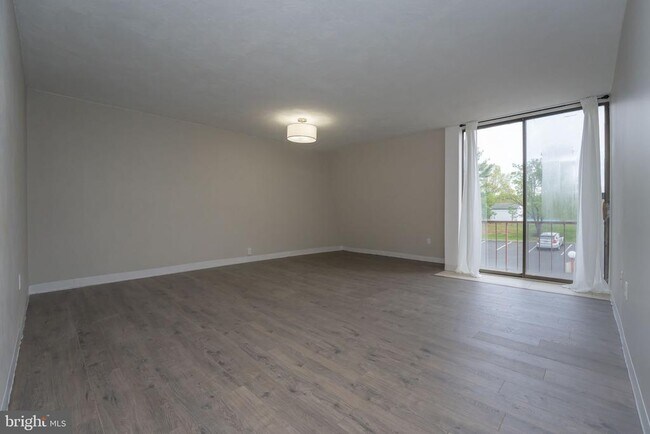 Building Photo - 2134 Forest Ln