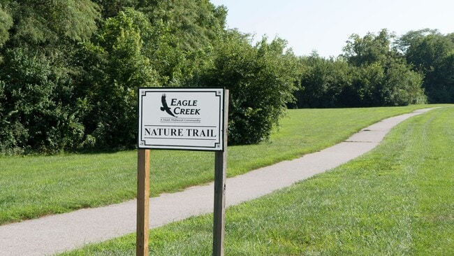 Building Photo - EAGLE CREEK LUXURY TOWNHOME READY FOR YOUR...