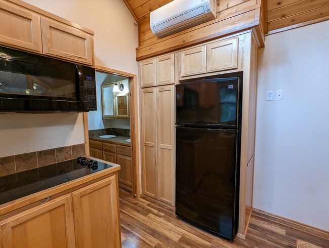 Building Photo - Cozy Cabin