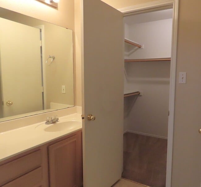 Building Photo - Charming 3 Bedroom, 2 Bath House in Flint-...
