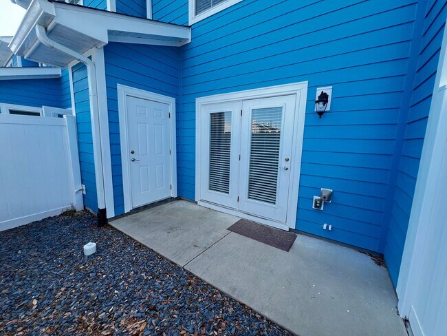 Building Photo - Available Now! - Pet Friendly 2 Bedroom, 2.5 Bath Townhome at Market Common! Cable and Internet I...
