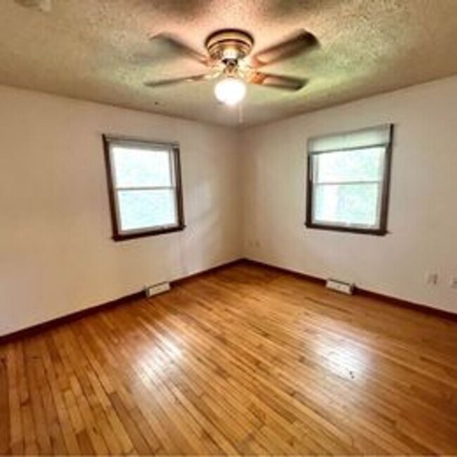Building Photo - 807 7th Ave