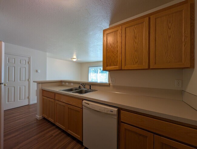 Building Photo - 3-Bedroom, 1.5-Bath Duplex In The Thurston Area of Springfield!