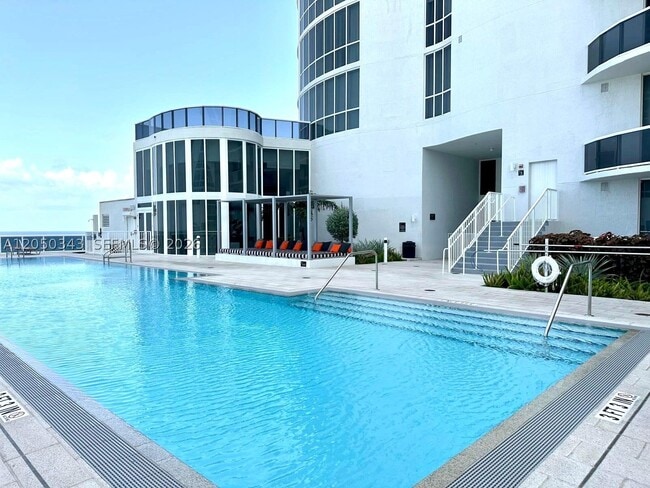 Building Photo - 15901 Collins Ave