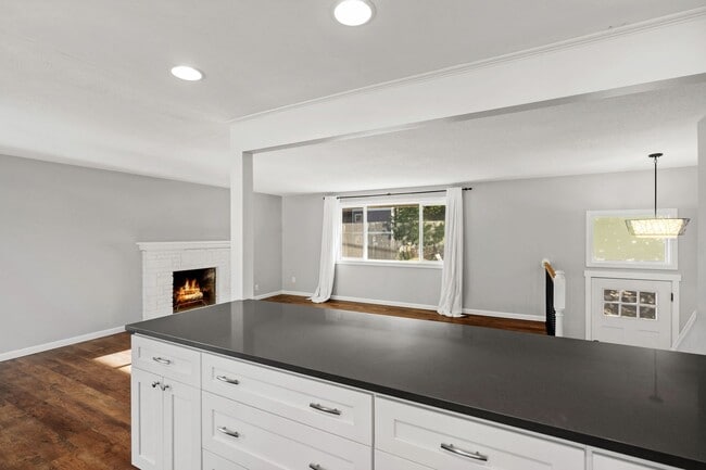 Building Photo - Gorgeous Four Bed-Two Bath Home