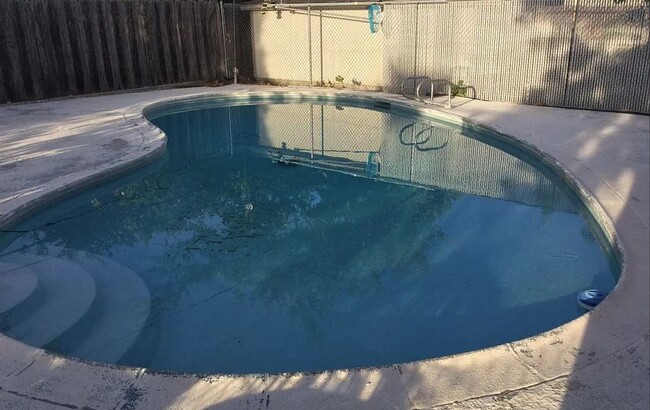 Building Photo - South Redding Home with Pool!