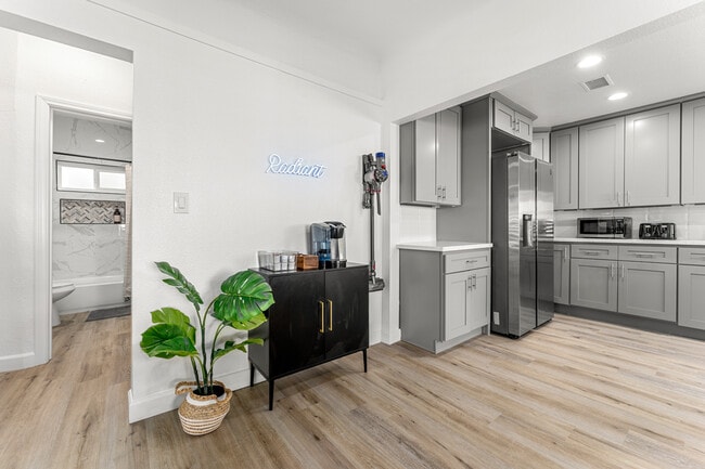 Building Photo - 623 W 42nd St