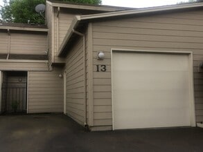 Building Photo - WELL MAINTAINED 2 BR, 2 BA TOWNHOME BY VAN MALL AREA!