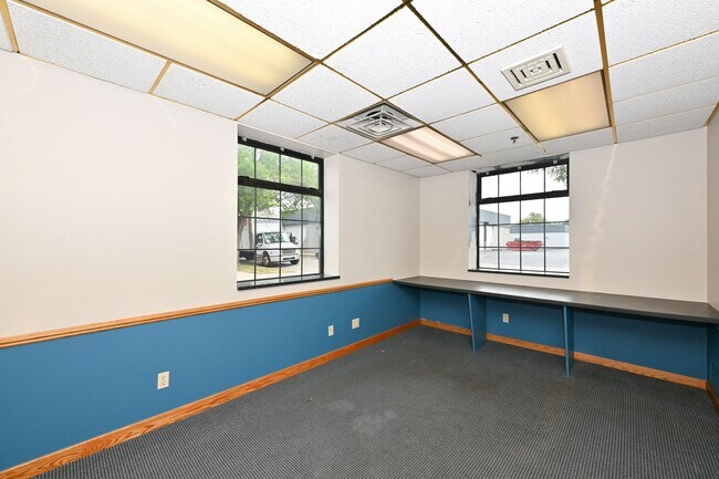 Building Photo - 2121 S 55th St
