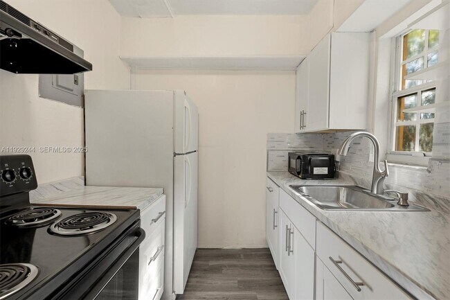 Building Photo - 4410 NE 2nd Ave