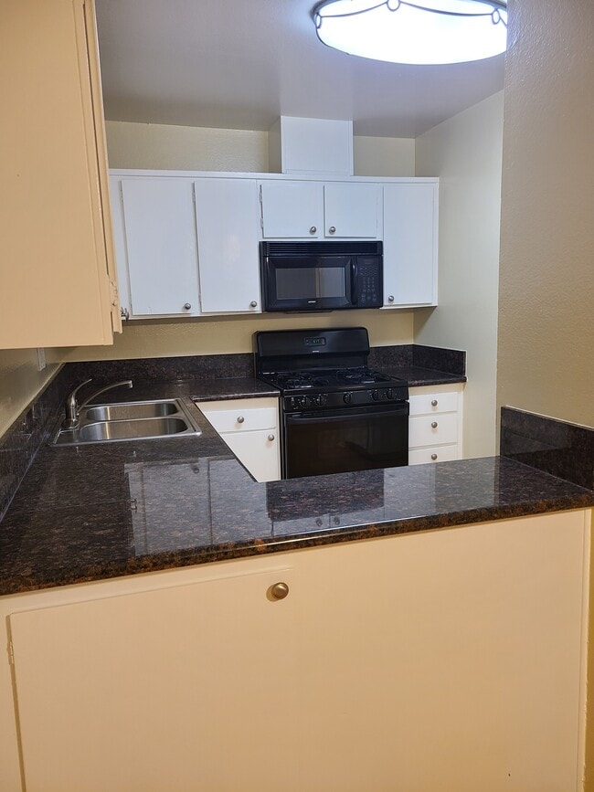 Building Photo - 11110 Moorpark St