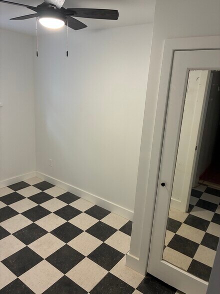 Building Photo - 445 S 51st St