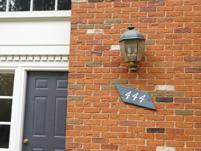 Building Photo - 444 N Fox Hills Dr
