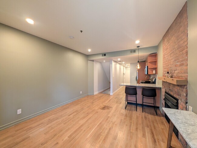 Building Photo - 128 Bright St