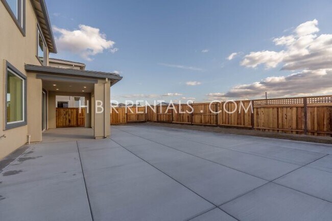 Building Photo - Spacious 4-Bedroom Haven with 4 Full Baths in Lathrop – 3,200 Sq. Ft. of Comfort and Style!